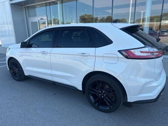 Photo of 2022 Star White Ford Edge