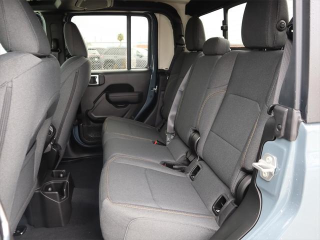 Photo of 2025 Anvil Clearcoat Jeep Gladiator