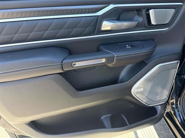 Photo of 2026 Diamond Black Crystal Pearlcoat RAM 1500