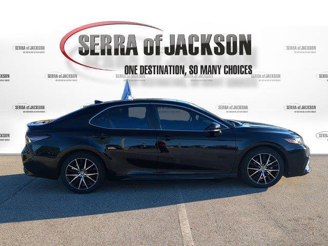 Photo of 2024 Midnight Black Metallic Toyota Camry