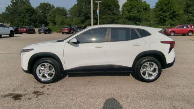 Photo of 2024 Summit White Chevrolet Trax