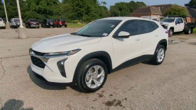 Photo of 2024 Summit White Chevrolet Trax