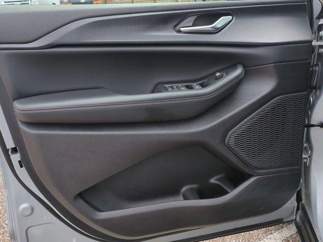 Photo of 2024 Silver Zynith Jeep Grand Cherokee
