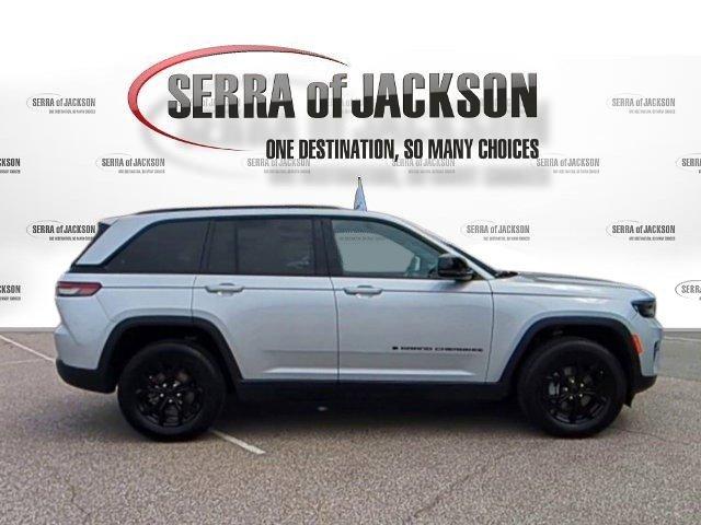 Photo of 2024 Silver Zynith Jeep Grand Cherokee