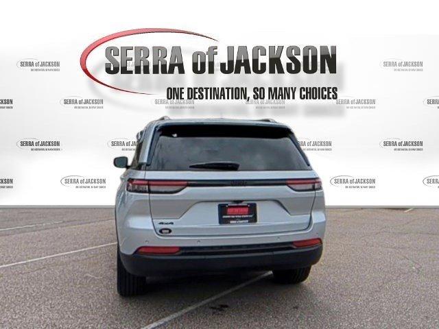 Photo of 2024 Silver Zynith Jeep Grand Cherokee