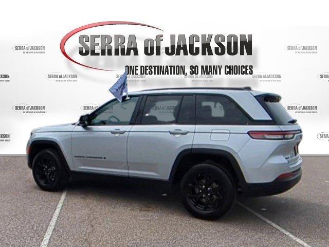 Photo of 2024 Silver Zynith Jeep Grand Cherokee