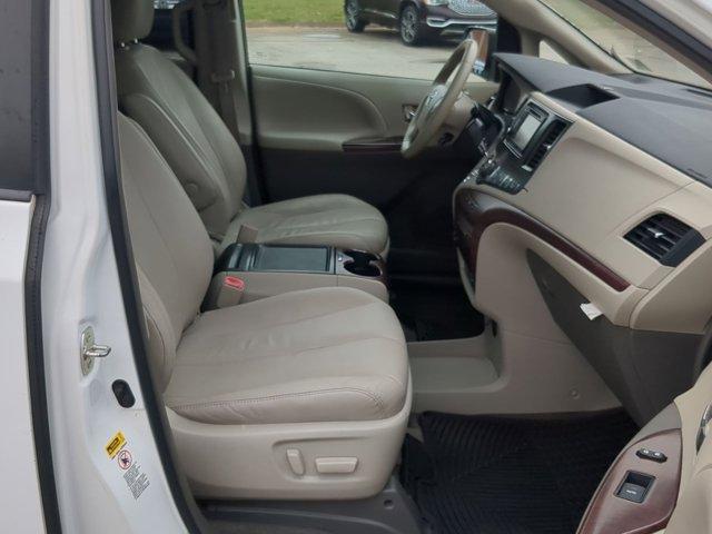 Photo of 2013 Super White Toyota Sienna