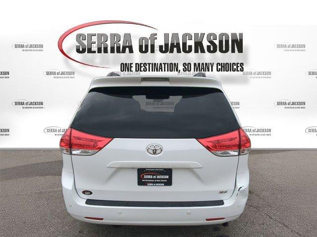 Photo of 2013 Super White Toyota Sienna