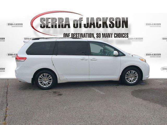 Photo of 2013 Super White Toyota Sienna