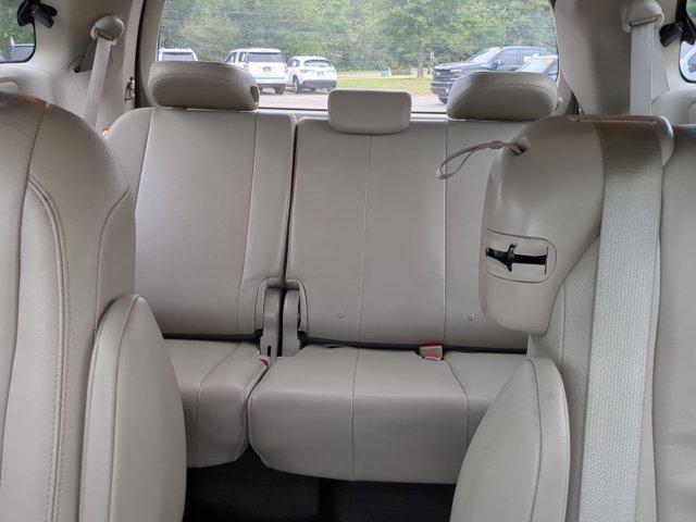 Photo of 2013 Super White Toyota Sienna