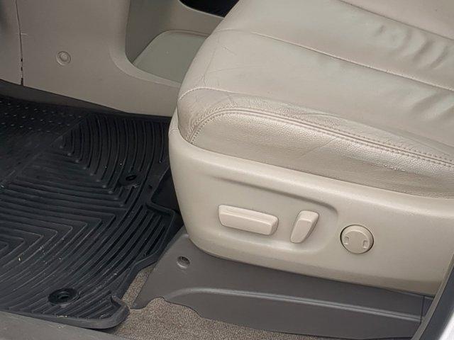 Photo of 2013 Super White Toyota Sienna