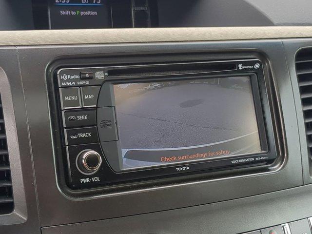 Photo of 2013 Super White Toyota Sienna