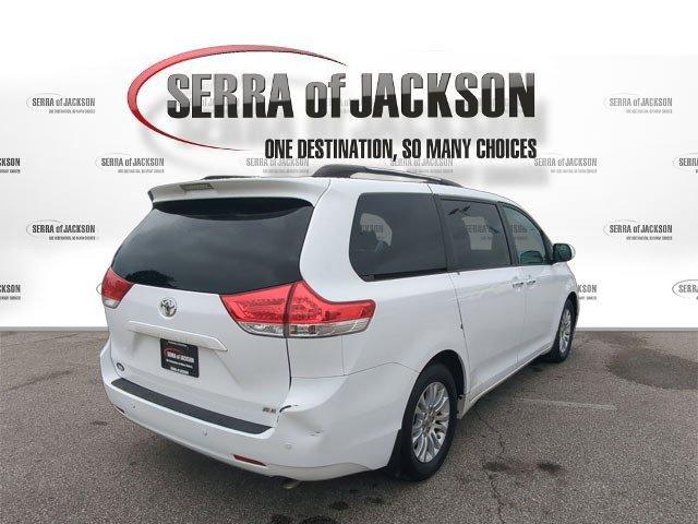 Photo of 2013 Super White Toyota Sienna