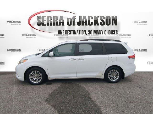 Photo of 2013 Super White Toyota Sienna