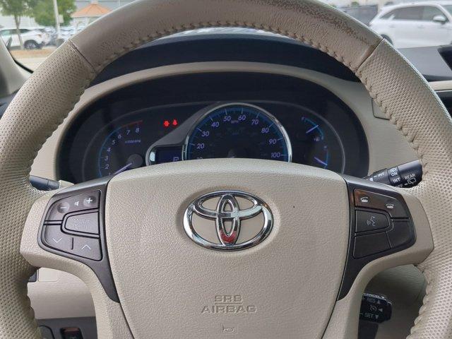 Photo of 2013 Super White Toyota Sienna