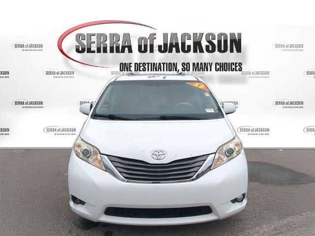 Photo of 2013 Super White Toyota Sienna