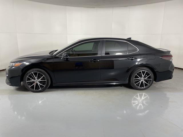 Photo of 2022 Midnight Black Metallic Toyota Camry