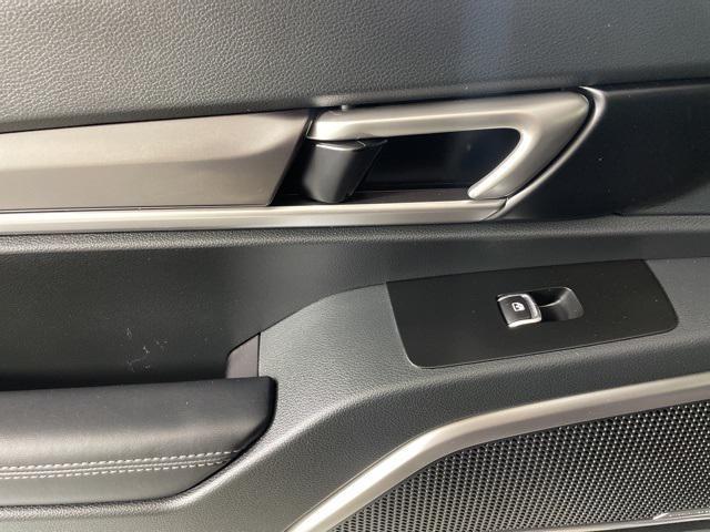 Photo of 2025 Everlasting Silver Kia Telluride