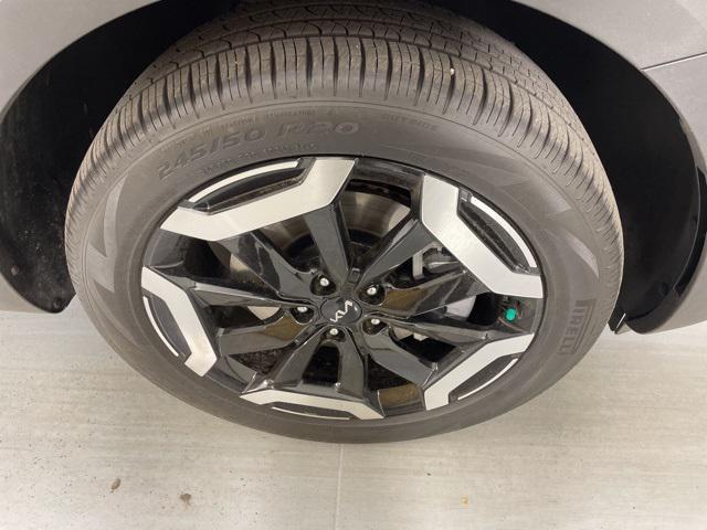 Photo of 2025 Everlasting Silver Kia Telluride