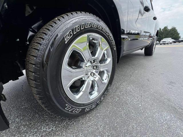 Photo of 2023 Diamond Black Crystal Pearlcoat RAM 1500