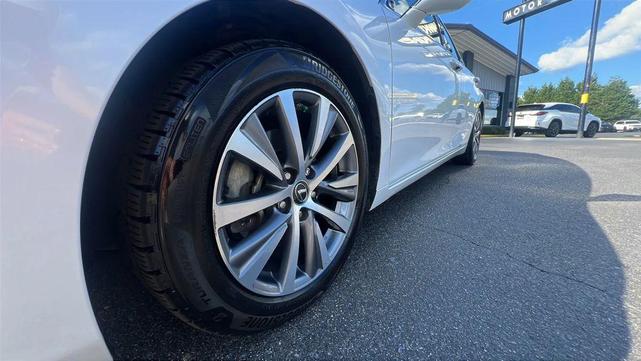 Photo of 2020 Eminent White Pearl Lexus ES 350