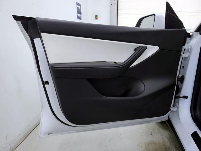 Photo of 2021 White Tesla Model Y