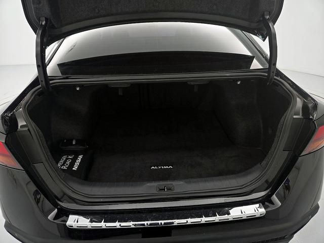 Photo of 2022 Black Nissan Altima