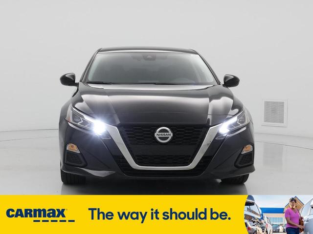 Photo of 2022 Black Nissan Altima