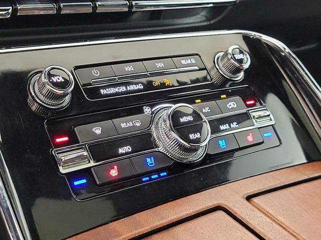 Photo of 2023 Black Lincoln Navigator L