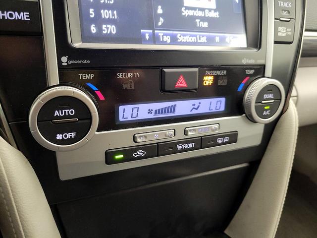 Photo of 2014 White Toyota Camry Hybrid