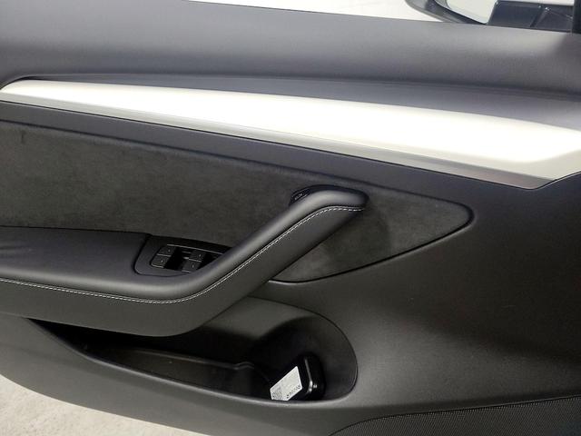 Photo of 2021 White Tesla Model 3