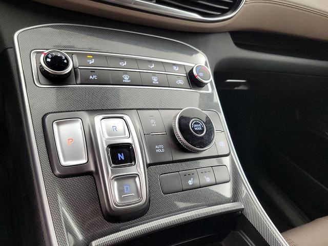 Photo of 2022 White Hyundai SANTA FE