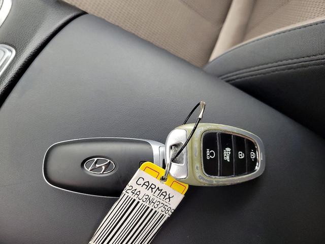 Photo of 2022 White Hyundai SANTA FE