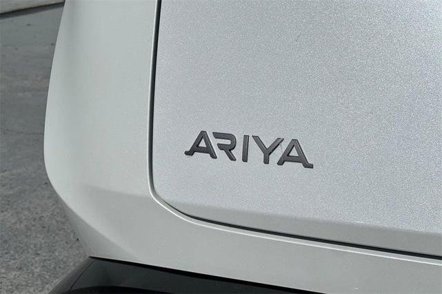 Photo of 2025 2t Wht Blk Roof Nissan ARIYA