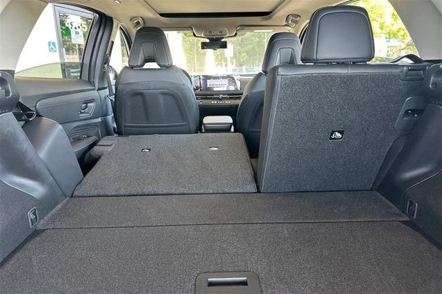 Photo of 2025 2t Wht Blk Roof Nissan ARIYA
