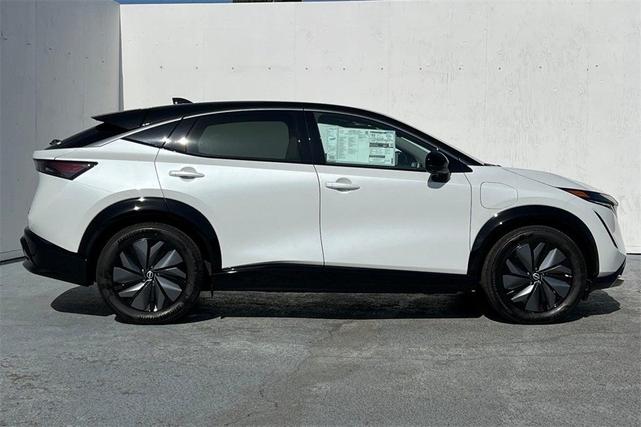 Photo of 2025 2t Wht Blk Roof Nissan ARIYA