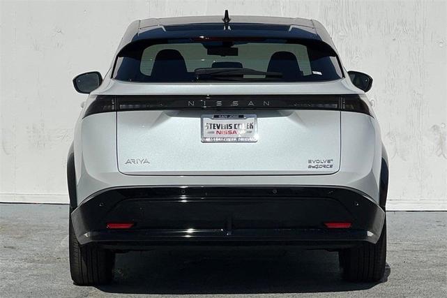 Photo of 2025 2t Wht Blk Roof Nissan ARIYA