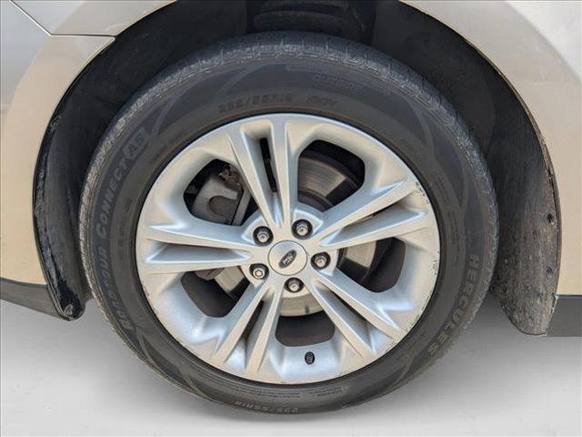 Photo of 2018 White Gold Metallic Ford Taurus