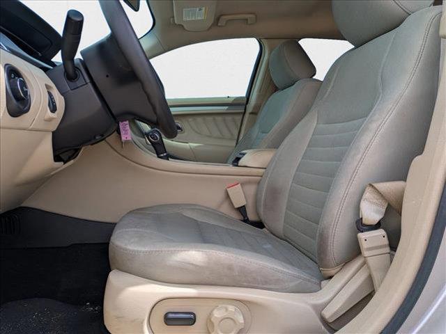 Photo of 2018 White Gold Metallic Ford Taurus