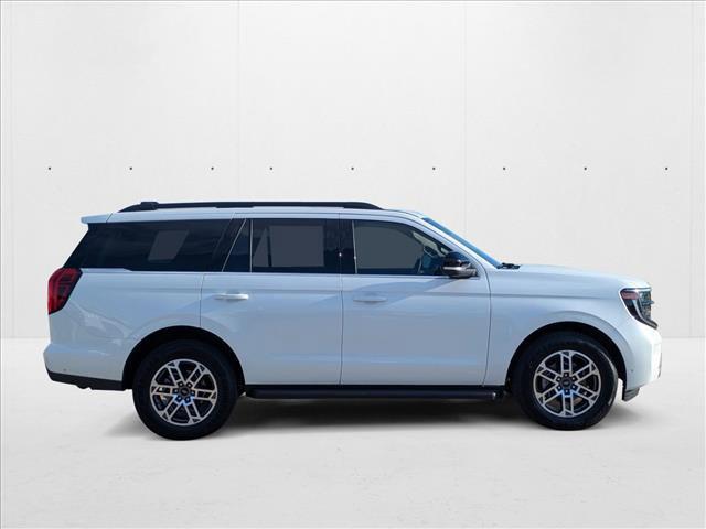 Photo of 2025 Star White Metallic Tri-Coat Ford Expedition