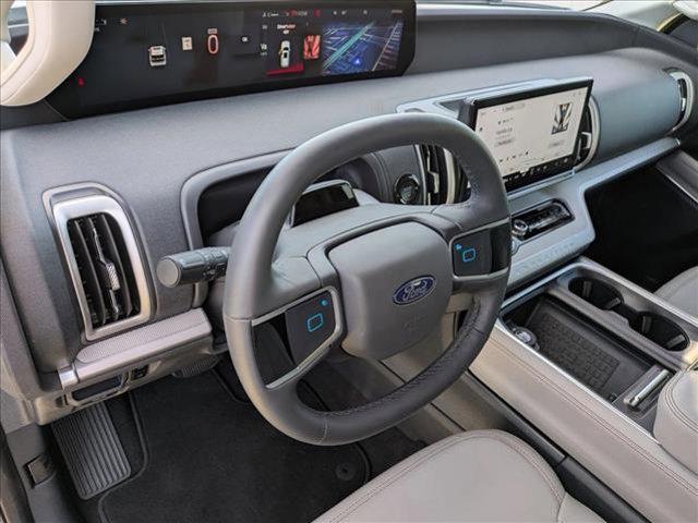 Photo of 2025 Star White Metallic Tri-Coat Ford Expedition