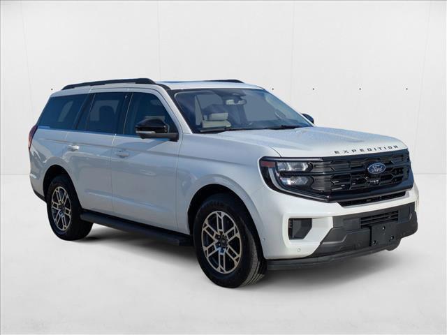 Photo of 2025 Star White Metallic Tri-Coat Ford Expedition
