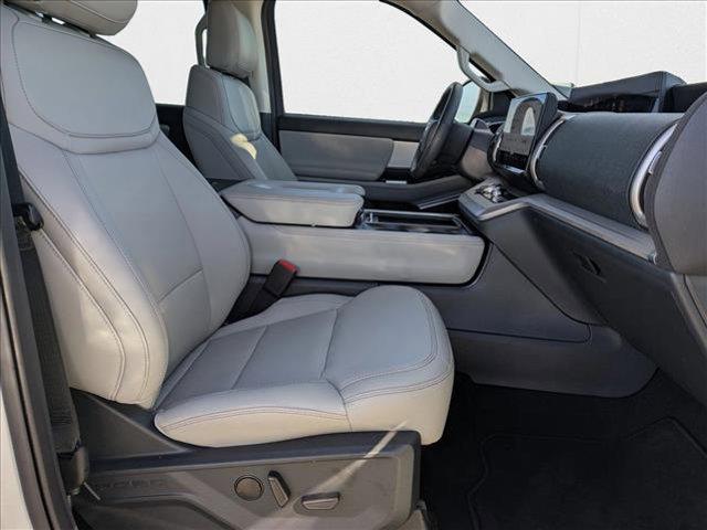 Photo of 2025 Star White Metallic Tri-Coat Ford Expedition