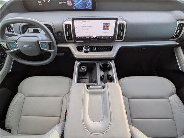 Photo of 2025 Star White Metallic Tri-Coat Ford Expedition