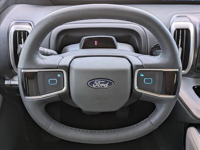 Photo of 2025 Star White Metallic Tri-Coat Ford Expedition