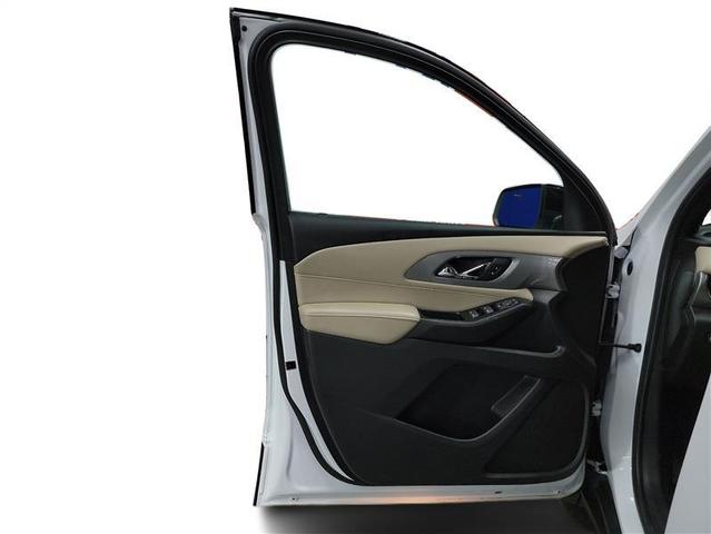 Photo of 2023 White Chevrolet Traverse