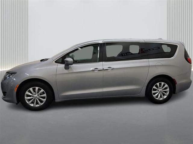 Photo of 2018 Gray Chrysler Pacifica
