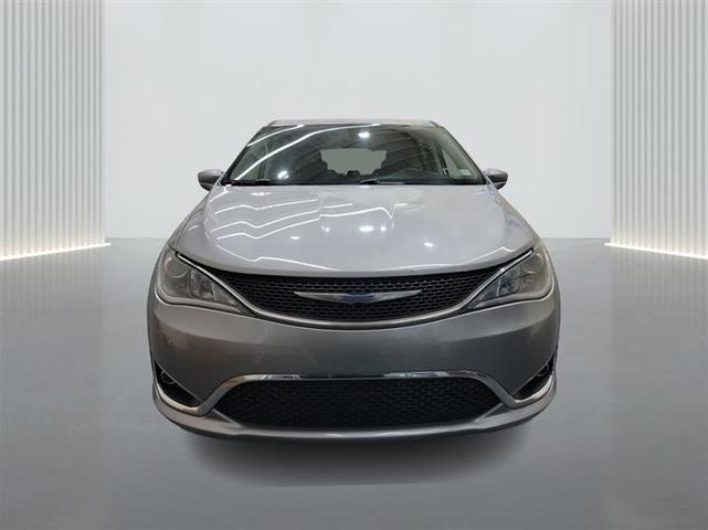 Photo of 2018 Gray Chrysler Pacifica