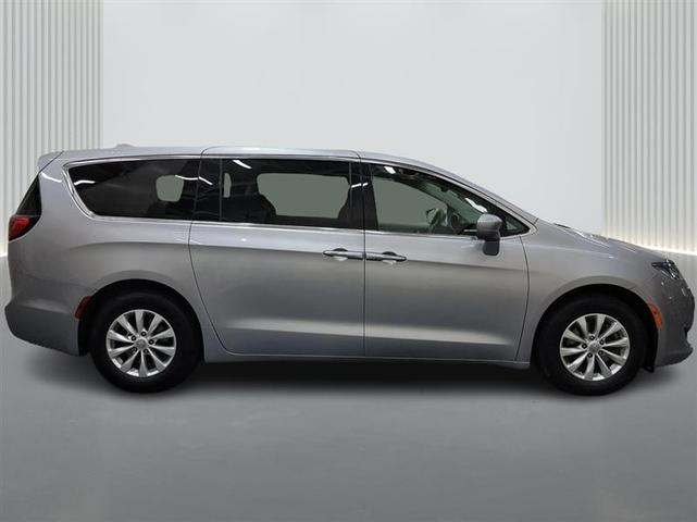 Photo of 2018 Gray Chrysler Pacifica