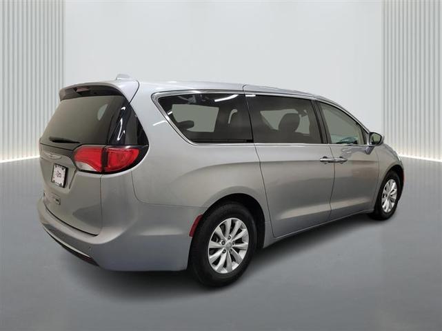 Photo of 2018 Gray Chrysler Pacifica